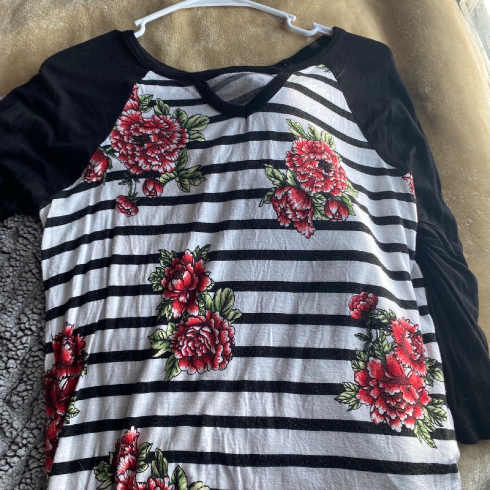 Signature Studio Black and White Floral Long Sleeve Tee